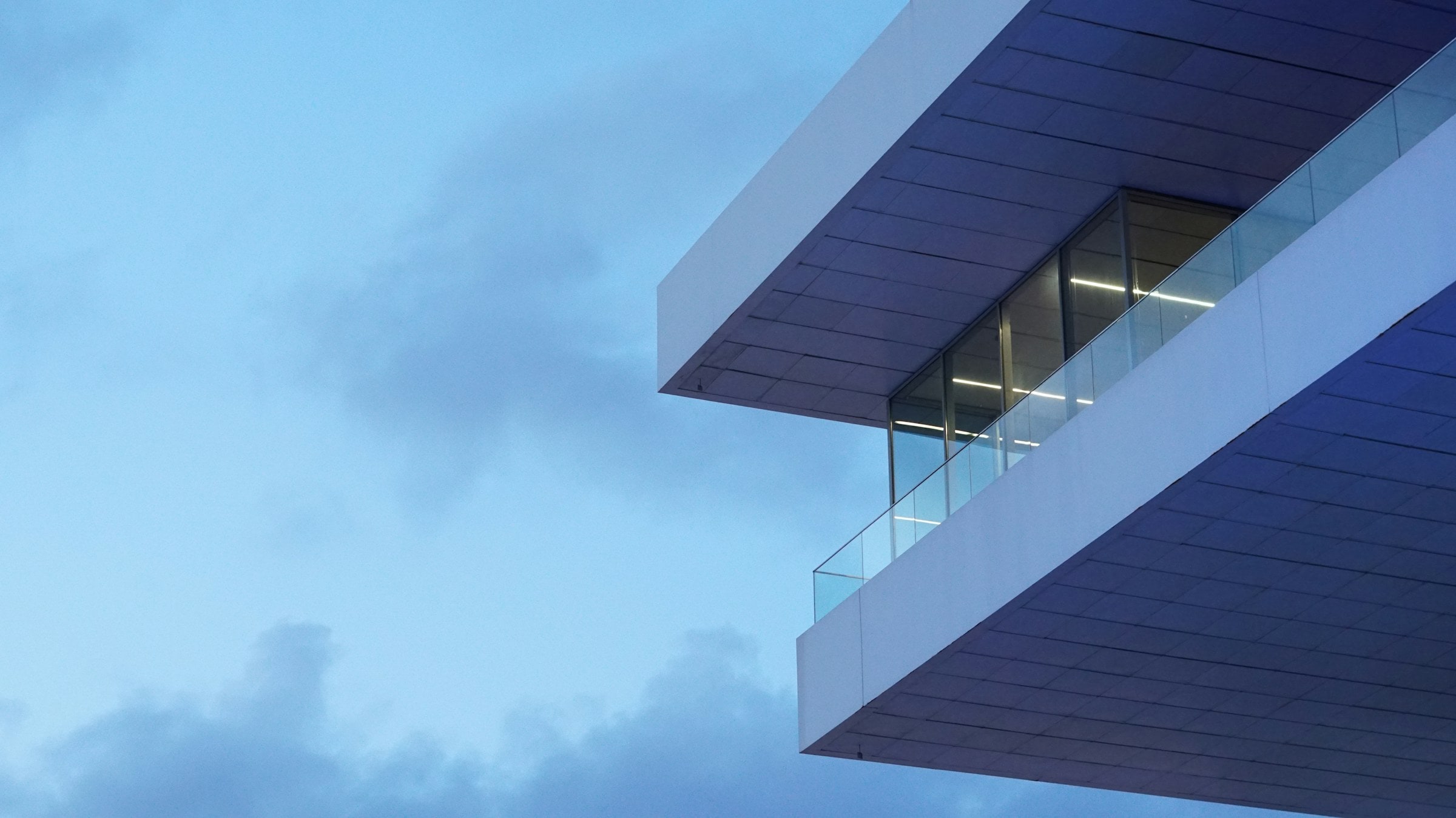 Moderne auskragende Architektur vor blauem Himmel