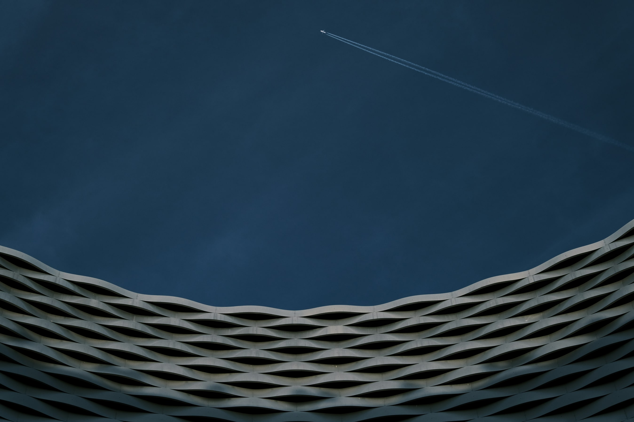 Geschwungene moderne Architektur unter tiefblauem Himmel