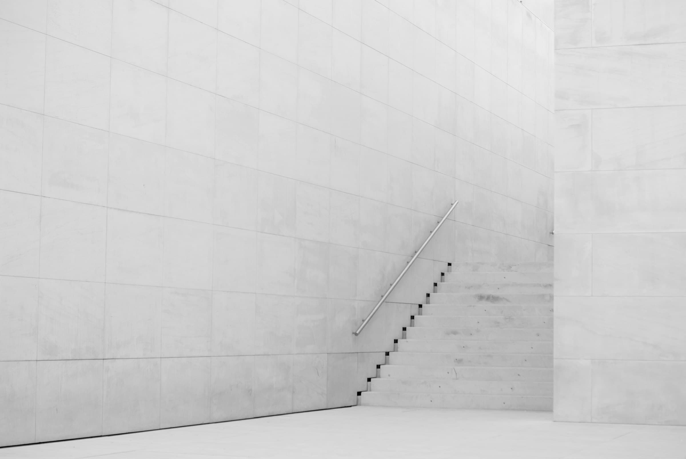 Helle minimalistische Betontreppe in moderner Architektur