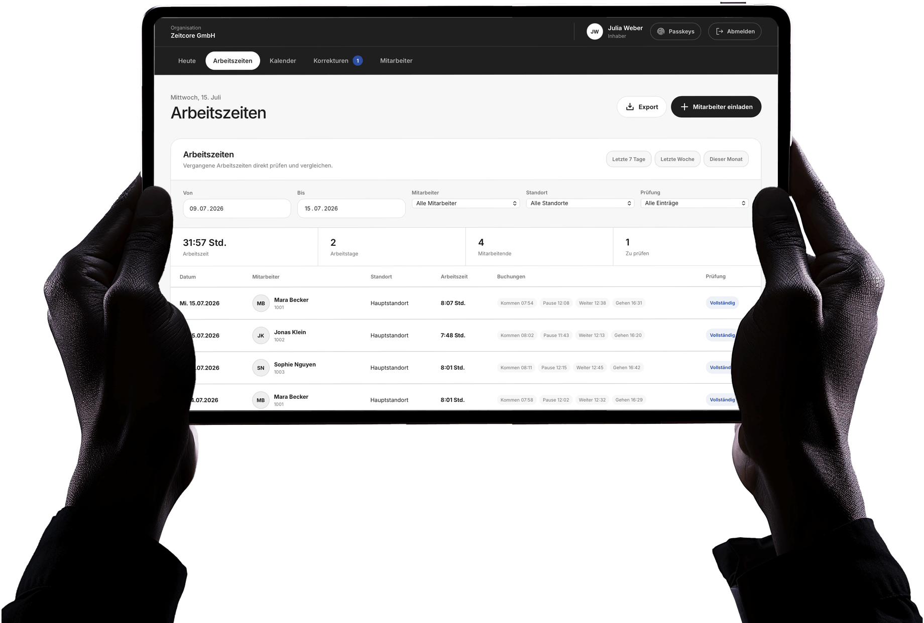 Hände halten ein iPad mit dem Zeitcore-Admin-Dashboard für Arbeitszeiten