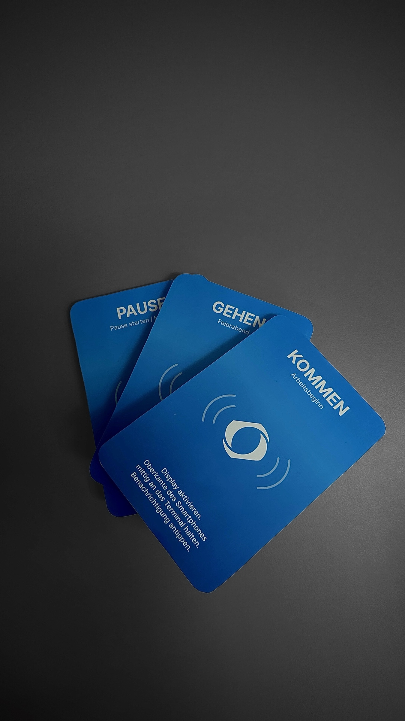 Drei blaue Zeitcore-NFC-Punkte für Kommen, Pause und Gehen übereinander angeordnet