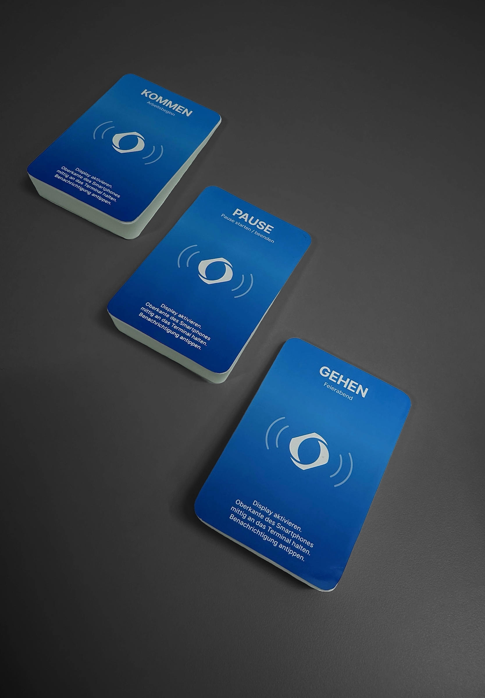 Drei blaue Zeitcore-NFC-Punkte für Kommen, Pause und Gehen auf einer dunklen Oberfläche